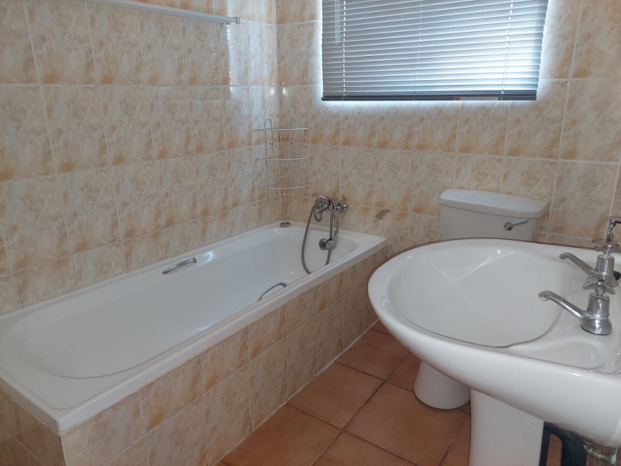 To Let 2 Bedroom Property for Rent in Meiringspark North West